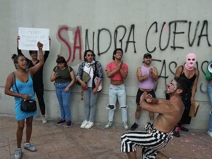 Colectivos protestan en la explanada de la Alcaldía Cuauhtémoc contra las acciones encabezadas por la alcaldesa Sandra Cuevas.