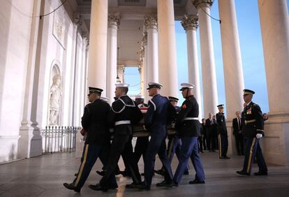 Un equipo de la guardia de honor militar lleva el ataúd del expresidente de EE UU George Bush (1989-1993) al interior del Capitolio, para que el público pueda rendirle tributo.