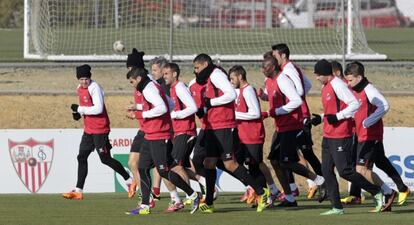 Los jugadores del Sevilla preparan el partido ante el Estoril.
