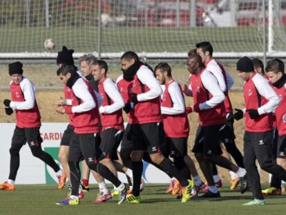 Los jugadores del Sevilla preparan el partido ante el Estoril.