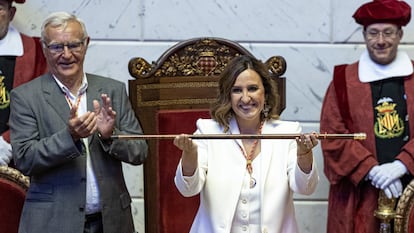 La nueva alcaldesa del Ayuntamiento de Valencia, Maria José Catalá, con la vara de mando tras recibirla este sábado de manos del exalcalde, Joan Ribó, en el pleno de investidura.