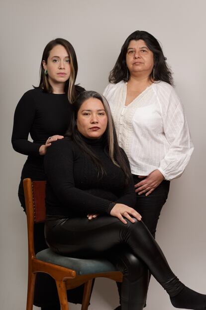 Tana Gilbert y Paola Castillo, directora y productora de 'Malqueridas', junto a Karina Sánchez (sentada), a quien Tana conoció en la cárcel, y cuya voz va narrando las historias del documental.