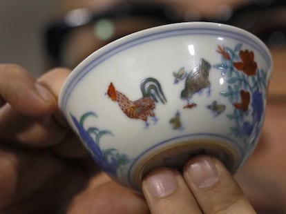 La taza adjudicada hoy por 26 millones de euros en una subasta en Hong Kong.