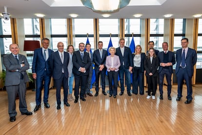 La presidenta de la Comisión Europea, Ursula von der Leyen (en el centro), recibe este miércoles en Bruselas a representantes de la alianza Lena, entre ellos el presidente del grupo Prisa y EL PAÍS, Joseph Oughourlian (primero por la derecha).