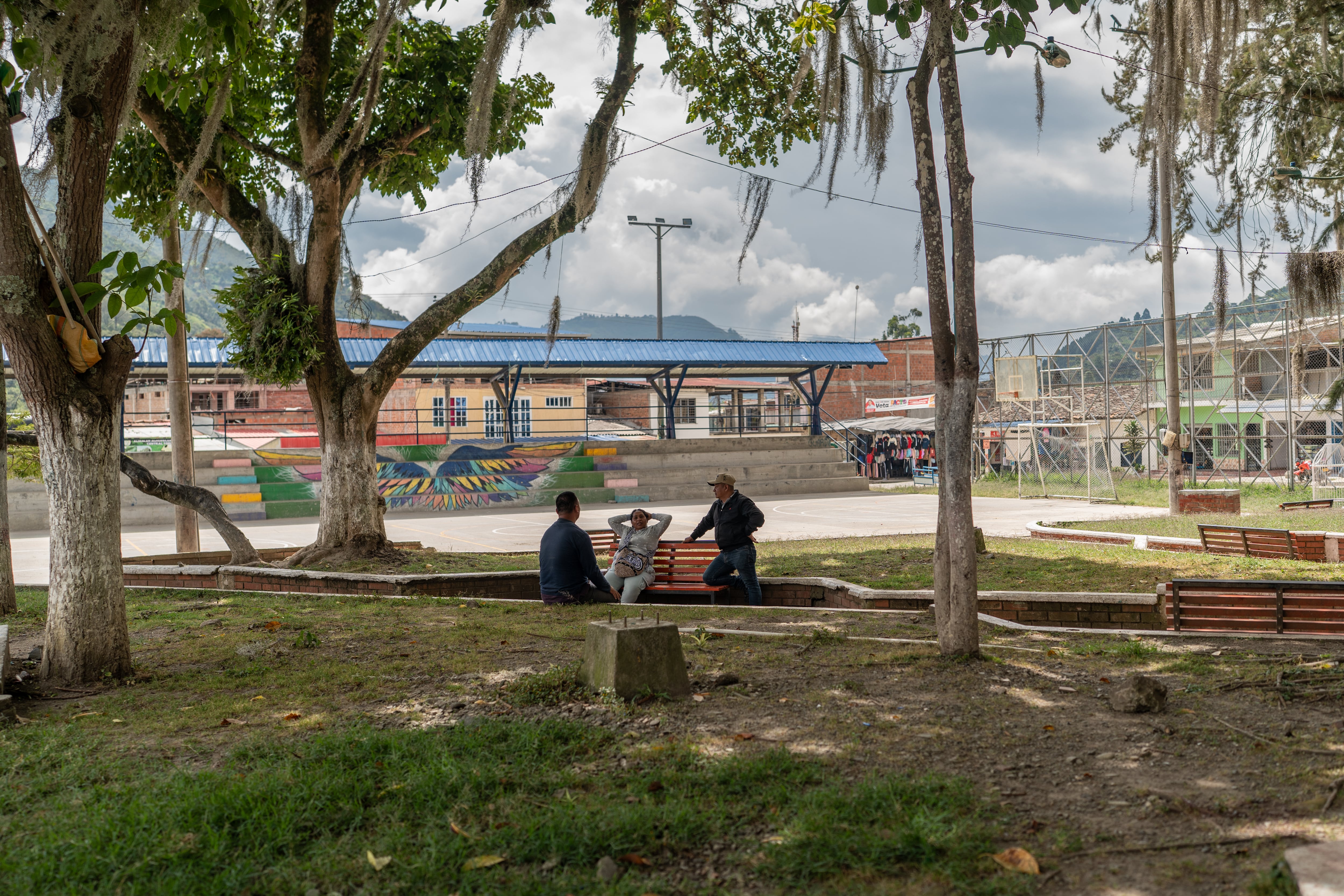 Habitantes en el centro de Toribío, Cauca, el 4 de junio.