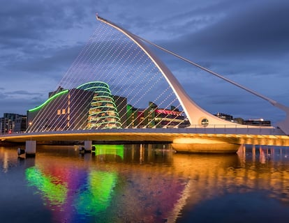 The Samuel Beckett Bridge, puente diseñado por Santiago Calatrava, junto al centro de convenciones de la cuidad irlandesa.