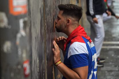 Un corredor reza antes del tercer encierro de San Fermín. 