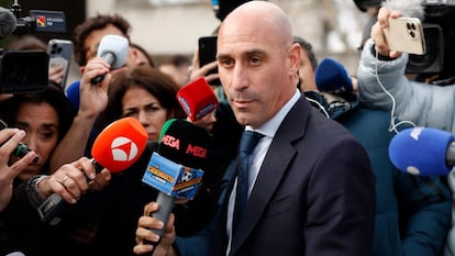 El expresidente de la Federación Española de Fútbol, Luis Rubiales, sortea a los periodistas a la salida de la Audiencia Nacional el pasado martes.