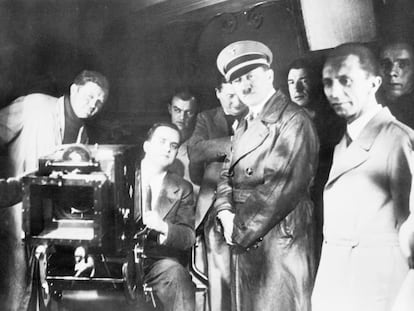 Adolf Hitler, acompañado del ministro de Propaganda, Joseph Goebbels, en una visita a los estudios UFA en Postdam.