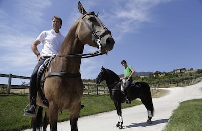 Pablo y Guillermo Hermoso de Mendoza montan a Janicá y Jíbaro, respectivamente, en su finca de Zarapuz, en Estella (Navarra), donde la familia se dedica a la preparación de caballos para el rejoneo y a la críanza de reses bravas.