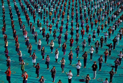 Los escolares asisten a una sesión de yoga en el último día de un campamento de una semana en Ahmedabad (India).