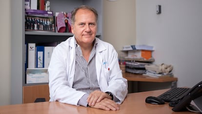 Javier de Castro, en su despacho del Hospital La Paz el 1 de junio. 
