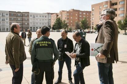 Representantes de los ‘trabucaires”, en el cuartel de Sant Andreu de la Barca.