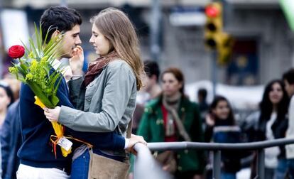 Una pareja en las calles de Barcelona el día de Sant Jordi.