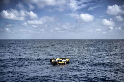 Un bote salvavidas traslada los 29 cuerpos de migrantes fallecidos en el Mediterráneo, el 5 de octubre. 
