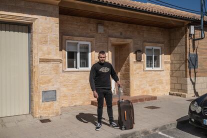 Gustavo Mañas, extrabajador de la central térmica que ha sido reubicado en Cataluña, a las puertas de su casa en Andorra.


