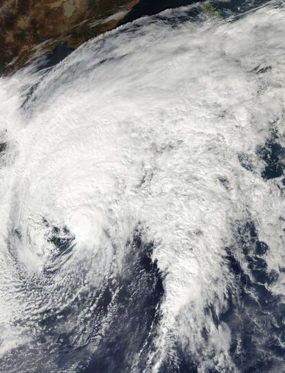 Imagen facilitada por un satélite de la NASA que muestra el centro de la tormenta sobre Japón. El Vongfong llega una semana después de que el tifón Phanfone azotara con fuerza buena parte del archipiélago japonés y ocasionara 9 muertos y tres desaparecidos.