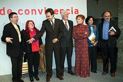 De izquierda a derecha: Luis Antonio de Villena, Fanny Rubio, José Luis Rodríguez Zapatero, Félix Grande, Magüi Mira, María Fernanda Santiago Bolaños, ayer en el homenaje a la Constitución.