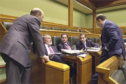 Los parlamentarios del PP Carlos Urquijo, Jaime mayor, Carlos Iturgaiz, Leopoldo Barreda y Carmelo Barrio charlan durante un receso del pleno del Parlamento vasco de hoy.