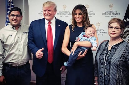 Donald Trump y Melania Trump posan en un centro médico junto a un bebé cuyos padres murieron en el tiroteo de El Paso la semana pasada.