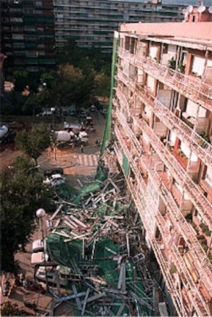Imagen del andamio venido abajo en la calle La Pobla de Lillet en el barrio de Les Corts.