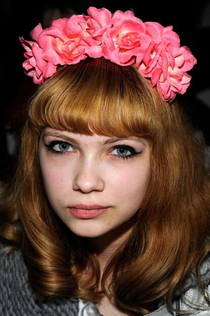 Tavi Gevinson es otra fan de estas diademas aunque, eso sí, ella en la versión más llamativa.