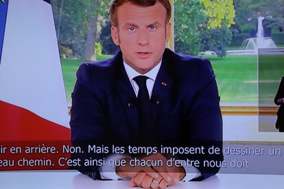 Un televisor transmite el discurso de Macron a la nación