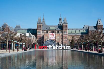 Después de 10 años largos de obras, y una ambiciosa rehabilitación, el Rijksmuseum de Ámsterdam reabre sus puertas el 13 de abril de 2013.