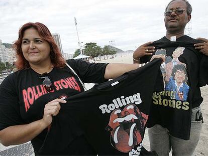 Camisetas con rótulos de los Rolling Stones se venden en grandes cantidades en Copacabana.