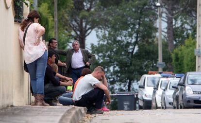 Familiars de la dona assassinada a Caldes de Malavella el 28 de maig del 2013.