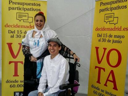 Los concejales Esther Gómez y Pablo Soto, vestidos de chulapos por San Isidro en la presentación de la fase final de los presupuestos participativos.