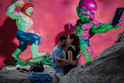 Una pareja pasa la tarde en Wynnwood, distrito artístico famoso por sus grafitis.