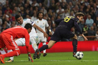 El defensa del Real Madrid Casemiro bloquea al jugador al delantero Tottenham, Fernando Llorente (derecha).