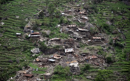 Casas atingidas vistas de um helicóptero do Exército da Índia na região de Gorkha, dia 28 de abril de 2015.