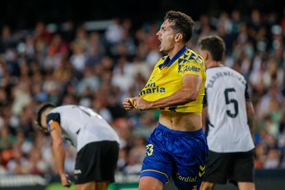 El defensa de la UD Las Palmas, Álex Muñoz, celebra el primer gol del equipo canario durante el partido de LaLiga este lunes en Mestalla, Valencia.