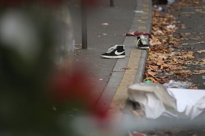 A frente do Bataclan amanheceu com as marcas dos ataques.