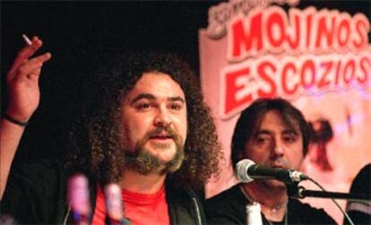 Miguel Ángel Rodríguez, cantante de Mojinos Escozíos, ayer en la presentación de su nuevo disco y su película.