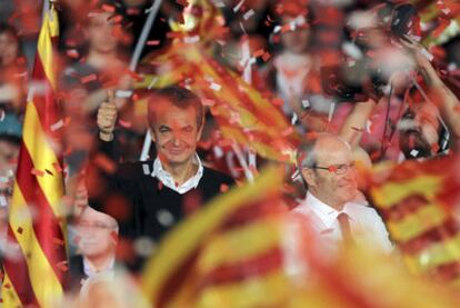 José Luis Rodríguez Zapatero y José Montilla, rodeados de banderas catalanas, durante el mitin de Viladecans.