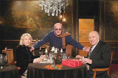 Manoel de Oliveira, en el centro, con los protagonistas de <i>Belle toujours.</i>