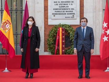 Isabel Díaz Ayuso y José Luis Martínez-Almeida en la Puerta del Sol durante el homenaje a las víctimas del 11 de marzo.