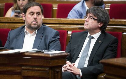 Junqueras (i) y Puigdemont, en el Parlament. 