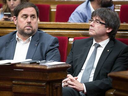 Junqueras (i) y Puigdemont, en el Parlament. 