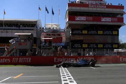El Mercedes de Lewis Hamilton cruza la línea de meta en Montmeló. 