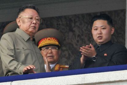 El líder norcoreano Kim Jong-il (izquierda) y su hijo y heredero, Kim Jong-un, en un desfile militar en Pyongyang el pasado 10 de octubre.