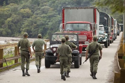 Cena inicial de 'Narcos', em que Escobar traficava eletrônicos.