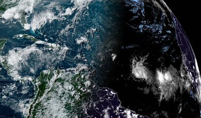 La tormenta tropical Bret, en el Atlántico, en una fotografía satelital