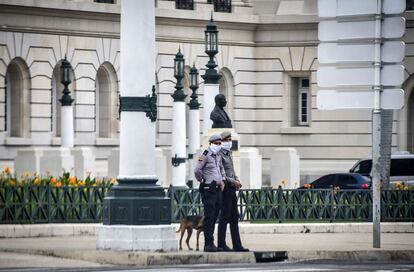 Una pareja de policías montan guardia frente al Capitolio de La Habana en la mañana de este lunes.