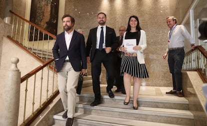 El presidente de Vox, Santiago Abascal, entre Iván Espinosa de los Monteros y Macarena Olona.