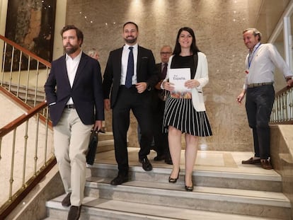 El presidente de Vox, Santiago Abascal, entre Iván Espinosa de los Monteros y Macarena Olona.