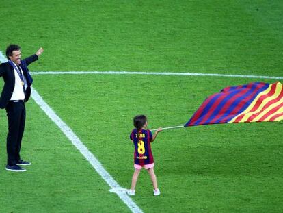 Luis Enrique celebra con su hija el título de campeón de Europa.